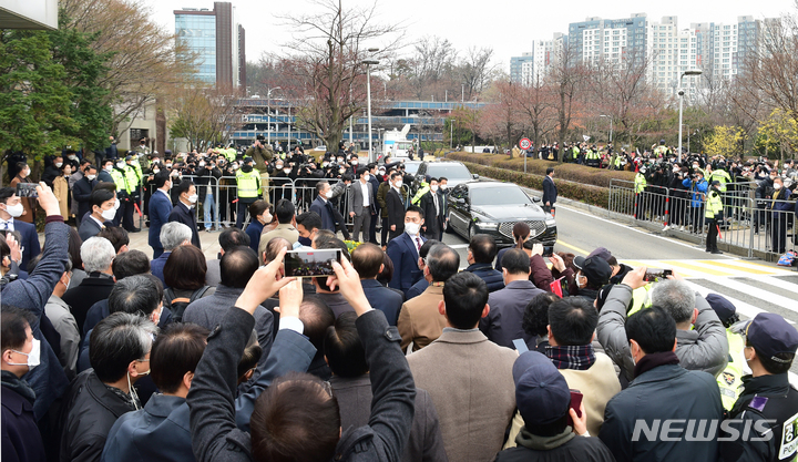 [서울=뉴시스] 조수정 기자 = 박근혜 전 대통령이 24일 오전 서울 강남구 삼성서울병원에서 퇴원하고 있다. 박씨는 지난해 12월 특별사면을 받아 석방된 후 삼성서울병원에서 입원치료를 받아왔다. 2022.03.24. chocrystal@newsis.com