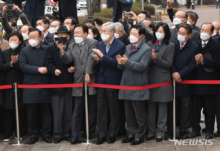 [서울=뉴시스] 조수정 기자 = 최경환 전 부총리겸 기획재정부 장관과 조윤선 전 문화체육관광부 장관, 민경욱 전 미래통합당 의원을 비롯한 박근혜 정부 인사들이 24일 오전 서울 강남구 삼성서울병원에서 지난 연말 사면된 박근혜 전 대통령을 배웅하고 있다. 박 전 대통령은 지난해 12월 특별사면을 받아 석방된 후 삼성서울병원에서 입원치료를 받아왔다. 2022.03.24. chocrystal@newsis.com