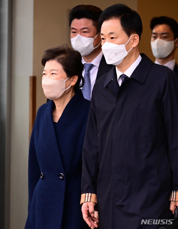 [서울=뉴시스] 조수정 기자 = 박근혜 전 대통령이 지난 24일 오전 서울 강남구 삼성서울병원에서 퇴원하고 있다. 우측은 유영하 변호사. 2022.03.24. chocrystal@newsis.com