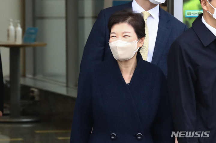 [서울=뉴시스] 조수정 기자 = 박근혜 전 대통령이 24일 오전 서울 강남구 삼성서울병원에서 퇴원하고 있다. 박 전 대통령은 지난해 12월 특별사면을 받아 석방된 후 삼성서울병원에서 입원치료를 받아왔다. 2022.03.24. chocrystal@newsis.com