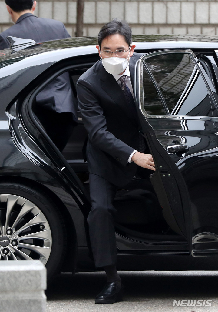 [서울=뉴시스] 추상철 기자 = 이재용 삼성전자 부회장이 지난 24일 오전 서울 서초구 서울중앙지방법원에서 '삼성 부당합병 의혹'과 관련 37차 공판에 출석하고 있다. 2022.03.24. scchoo@newsis.com