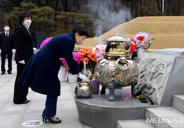 [서울=뉴시스] 조수정 기자 = 박근혜 전 대통령이 24일 오전 서울 동작구 국립서울현충원을 찾아 고 박정희 전 대통령 내외 묘역에 참배하고 있다. 2022.03.24. chocrystal@newsis.com