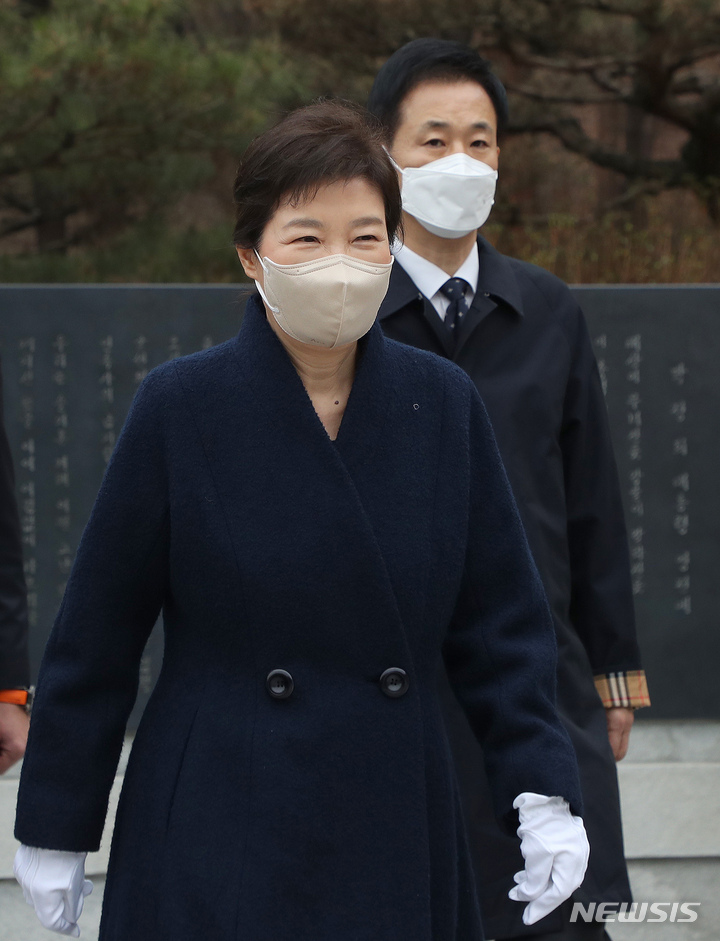 [서울=뉴시스] 조수정 기자 = 박근혜 전 대통령이 지난 3월24일 오전 서울 동작구 국립서울현충원에서 부친인 박정희 전 대통령 묘역에 들어오고 있다. 우측 유영하 변호사. 2022.03.24. chocrystal@newsis.com