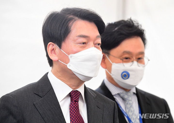 [서울=뉴시스] 국회사진기자단 = 안철수 인수위원장이 24일 서울 종로구 통의동 인수위 앞 프레스다방을 방문해 법무부 업무보고 유예 통지와 관련해 입장을 밝히고 있다. 2022.03.24. photo@newsis.com