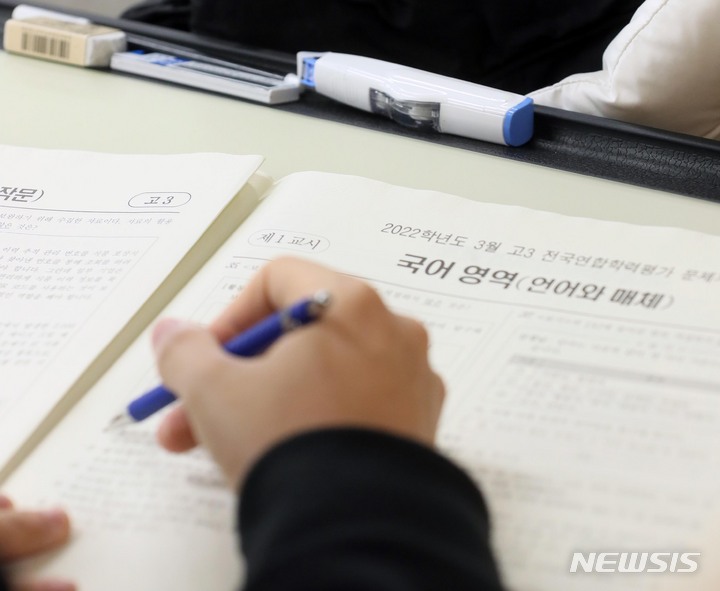 [서울=뉴시스] 사진공동취재단 = 24일 3월 전국연합학력평가가 전국적으로 실시되는 가운데 서울 송파구 잠신고등학교 3학년 학생들이 시험을 보고 있다. 2022.03.24. photo@newsis.com