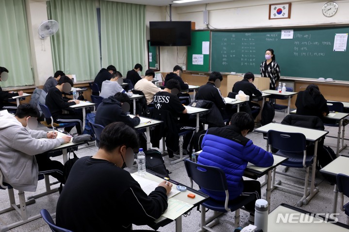 [서울=뉴시스] 지난 3월 서울 송파구 한 고등학교 3학년 학생들이 시험을 보고 있다. (사진=사진공동취재단). 2022.05.20. photo@newsis.com