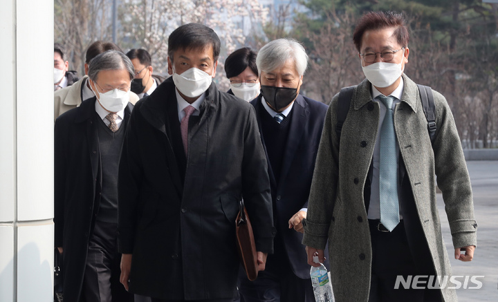 [세종=뉴시스] 강종민 기자 = 대통령직인수위원회 강석훈 정책특보와 최상목 경제1분과 간사 등 위원들이 24일 오전 공정거래위원회 업무보고가 열리는 세종시 어진동 정부세종컨벤션센터에 들어서고 있다. 2022.03.24. ppkjm@newsis.com