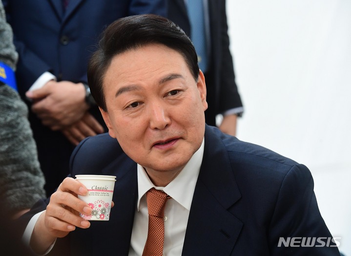 [서울=뉴시스] 국회사진기자단 = 윤석열 대통령 당선인이 24일 서울 종로구 통의동 인수위 앞 프레스다방을 방문해 취재진 질의에 답하고 있다. 2022.03.24. photo@newsis.com