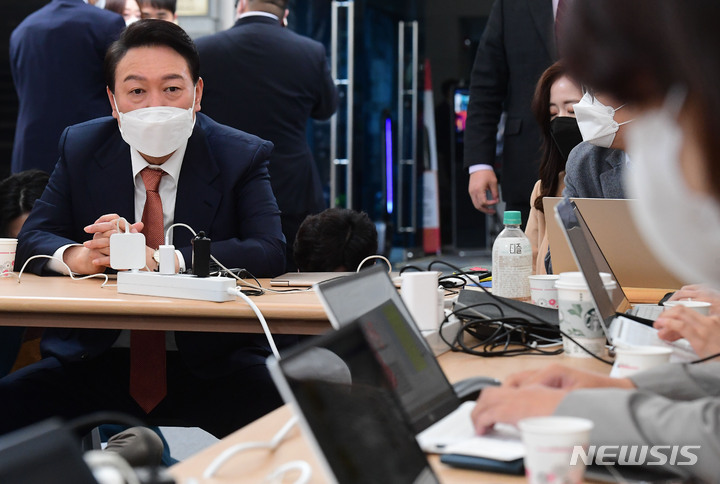 [서울=뉴시스] 국회사진기자단 = 윤석열 대통령 당선인이 24일 서울 종로구 통의동 인수위 앞 프레스다방을 방문해 취재진 질의에 답하고 있다. 2022.03.24. photo@newsis.com