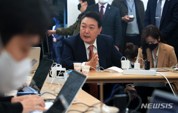 [서울=뉴시스] 국회사진기자단 = 윤석열 대통령 당선인이 24일 서울 종로구 통의동 인수위 앞 프레스다방을 방문해 취재진 질의에 답하고 있다. 2022.03.24. photo@newsis.com