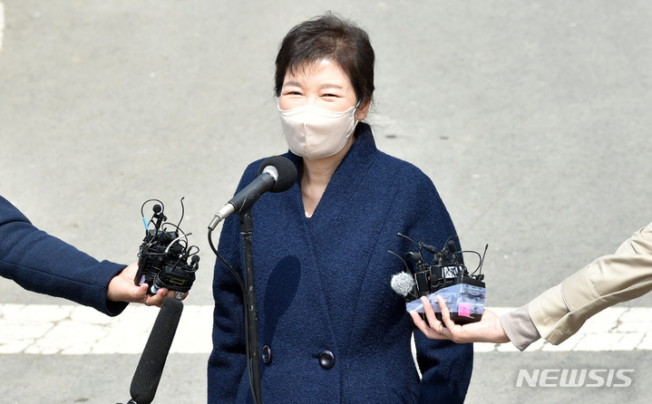 [대구=뉴시스] 이무열 기자 = 박근혜 전 대통령이 24일 오후 대구 달성군 유가읍에 마련된 사저에 도착해 시민들에게 인사말을 하고 있다. 2022.03.24. lmy@newsis.com