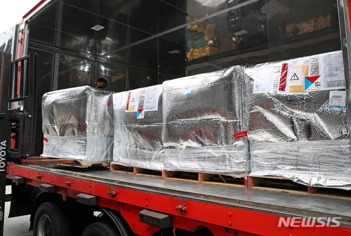 [인천공항=뉴시스] 조성우 기자 = 지난 3월24일 오후 인천국제공항 보세창고에서 관계자들이 미국 제약사 머크가 개발한 코로나19 먹는 치료제 '라게브리오' 2만명분을 수송차량에 옮겨 싣고 있다. (사진=뉴시스 DB). 2022.03.24. xconfind@newsis.com