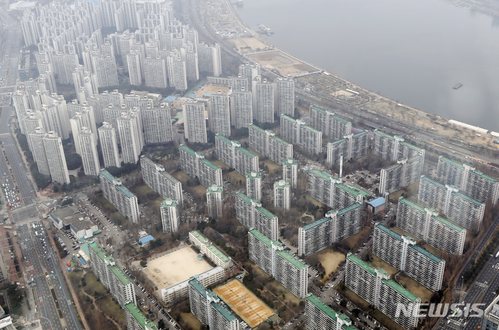 [서울=뉴시스] 정부가 1세대 1주택자 보유세와 건강보험료 부담을 작년 수준으로 동결하는 새 완화 방안을 발표한 이튿날인 지난 3월24일 서울 송파구 롯데월드타워 서울스카이에서 바라본 서울 도심 주택 모습. (사진=뉴시스 DB) 2022.12.26. photo@newsis.com