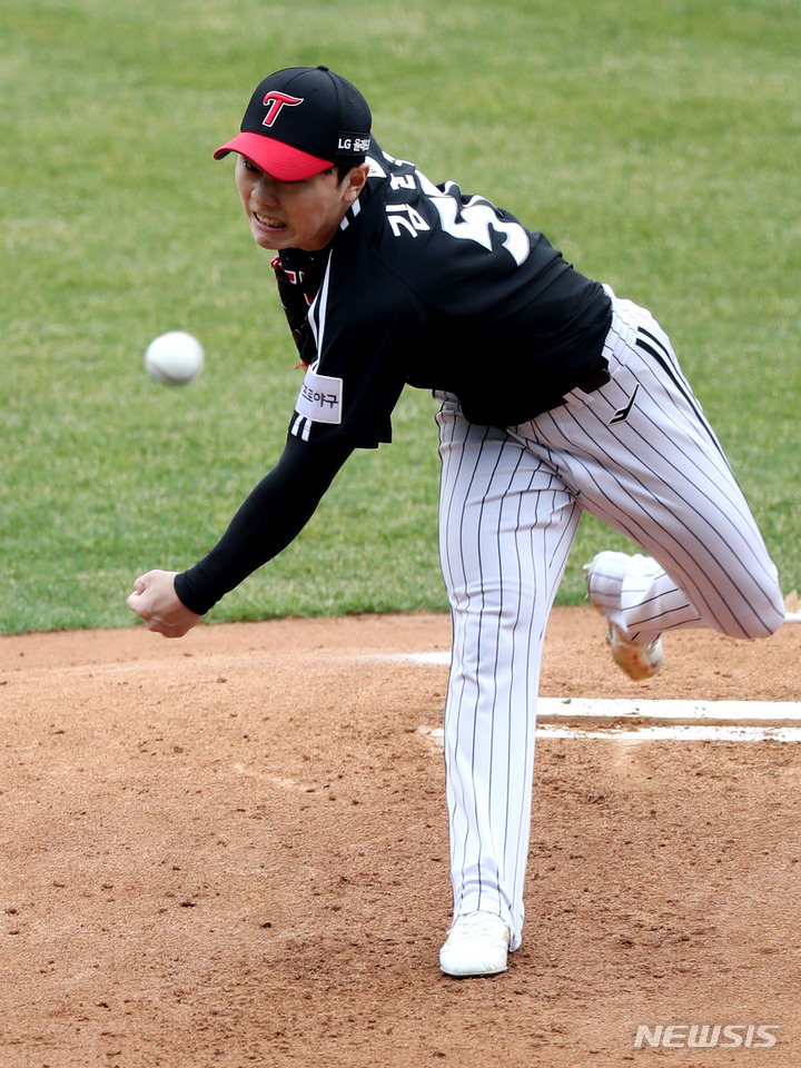 [서울=뉴시스] 추상철 기자 = 24일 오후 서울 송파구 잠실야구장에서 열린 2022 KBO리그 LG트윈스와 두산베어스의 시범경기, LG 선발투수 김윤식이 역투하고 있다. 2022.03.24. scchoo@newsis.com