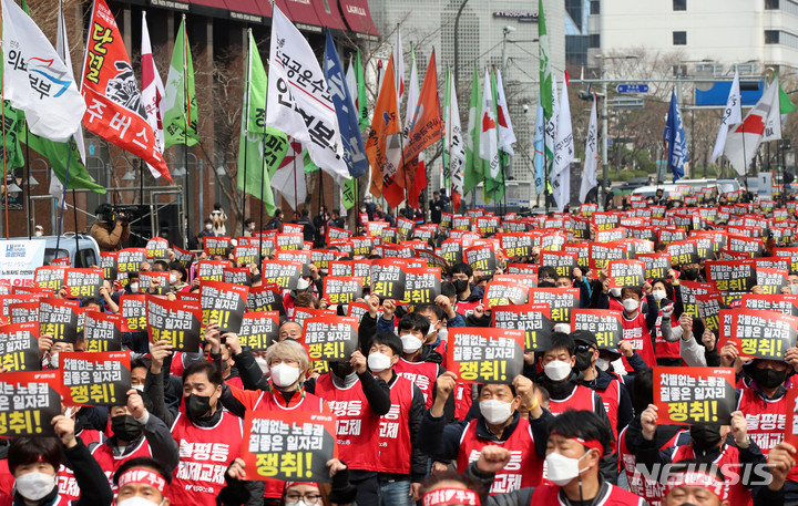 [서울=뉴시스] 고범준 기자 = 24일 오후 서울 청계광장에서 열린 차별없는 노동권! 안전한 일자리 쟁취! 민주노총 투쟁선포 단위노조 대표자 결의대회에서 참가자들이 구호를 외치고 있다. 2022.03.24. bjko@newsis.com