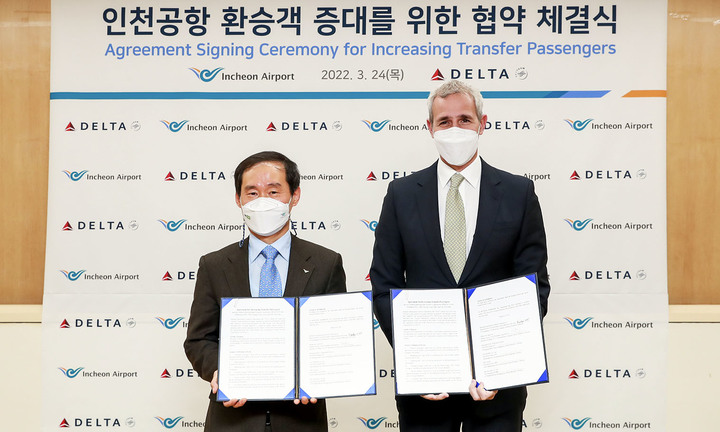 [인천공항=뉴시스] 홍찬선 기자 = 24일 오후 델타항공 사무실에서 열린 '인천공항 환승객 증대를 위한 협약 체결식'에서 인천공항공사 김범호(왼쪽) 본부장이 델타항공 마테오 쿠시오 아태부사장과 기념촬영을 하고 있다. (사진=인천공항공사 제공) 2022.03.24. photo@newsis.com *재판매 및 DB 금지