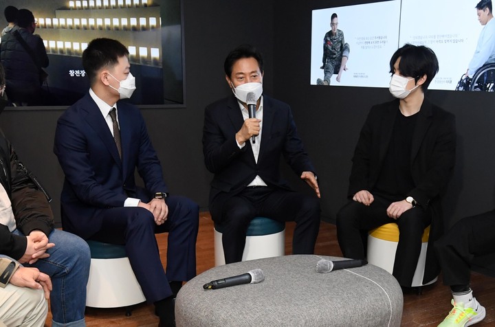 [서울=뉴시스] 오세훈(가운데) 서울시장이 지난해 3월24일 서울 중구 서울도서관에서 열린 청년부상 제대군인 간담회에서 발언을 하고 있다. (사진=서울시 제공) 2022.03.24. photo@newsis.com *재판매 및 DB 금지