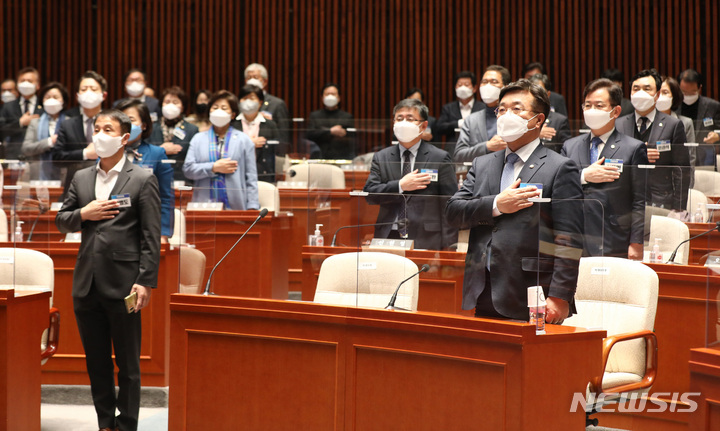 [서울=뉴시스] 최동준 기자 = 윤호중 더불어민주당 공동비상대책위원장을 비롯한 의원들이 24일 서울 여의도 국회에서 열린 제3기 원내대표 선출을 위한 의원총회에서 국민의례를 하고 있다. (공동취재사진) 2022.03.24. photo@newsis.com