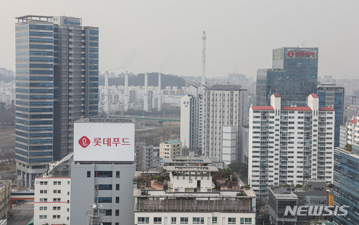 [서울=뉴시스] 권창회 기자 = 롯데그룹 식품 계열사 롯데제과와 롯데푸드가 하나로 합친다. 양사는 23일 이사회를 열고 합병을 결의했다고 공시했다. 롯데제과가 존속 법인으로 롯데푸드를 흡수합병하는 구조로 5월 27일 주주총회 승인을 거쳐 7월 1일 합병을 완료할 예정이다. 사진은 24일 오후 서울 영등포구 내 위치한 롯데제과(오른쪽)와 롯데푸드 본사 모습. 2022.03.24. kch0523@newsis.com