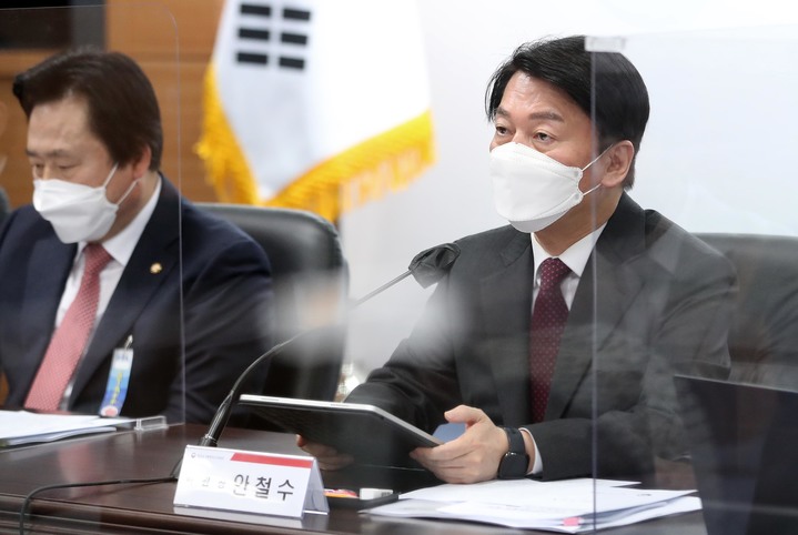 [서울=뉴시스] 인수위사진기자단 = 안철수 20대 대통령직인수위 위원장이 24일 오후 서울 종로구 통의동 인수위원회 대회의실에서 열린 제2차 코로나비상대응특별위원회에서 발언하고 있다. 2022.03.24. photo@newsis.com