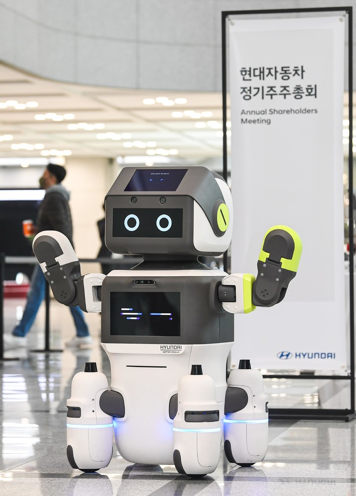 [서울=뉴시스] 24일 서울 서초구 양재동 현대자동차 본사에서 열린 현대자동차 제54기 정기 주주총회장에서 인공지능 서비스 로봇 ‘달이(DAL-e)’가 주주를 반갑게 맞이하고 있다. (사진=현대자동차 제공) 2022.03.24. photo@newsis.com *재판매 및 DB 금지