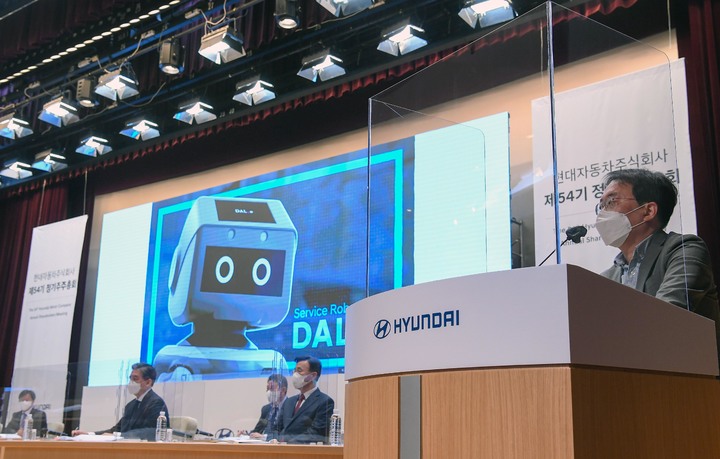 [서울=뉴시스] 현동진 현대자동차 로보틱스랩 상무가 24일 서울 서초구 양재동 현대자동차 본사에서 열린 현대자동차 제54기 정기 주주총회에서 ‘로봇 지능사회 구축을 통한 글로벌 시장 선도’를 주제로 주주대상 설명회를 진행하고 있다. (사진=현대자동차 제공) 2022.03.24. photo@newsis.com *재판매 및 DB 금지