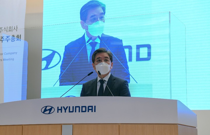 [서울=뉴시스] 장재훈 현대자동차 대표이사가 24일 서울 서초구 양재동 현대자동차 본사에서 열린 현대자동차 제54기 정기 주주총회에서 주주들의 질의에 답변을 하고 있다. (사진=현대자동차 제공) 2022.03.24. photo@newsis.com *재판매 및 DB 금지