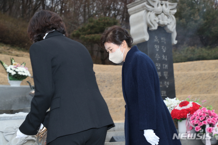[서울=뉴시스] 조수정 기자 = 24일 서울삼성병원에서 퇴원한 박근혜 전 대통령이 서울 동작구 국립서울현충원에 안장된 고 박정희, 육영수 대통령 부부 묘역을 찾아 헌화와 분향을 마친 뒤 돌아서고있다. (공동취재사진) 2022.03.24. chocrystal@newsis.com