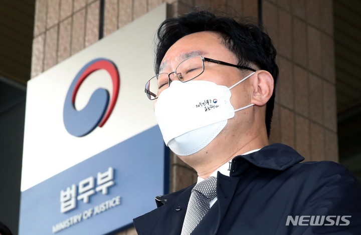 [과천=뉴시스] 김병문 기자 = 대통령직인수위원회 정무사법행정분과가 법무부 업무보고 일정을 연기한 24일 오후 경기 정부과천청사 법무부에서 박범계 법무부 장관이 퇴근길에 취재진 질문에 답변하고 있다. 2022.03.24. dadazon@newsis.com