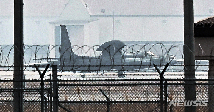 [평택=뉴시스] 김종택기자 = 북한이 동해상으로 대륙간탄도미사일(ICBM)로 추정되는 장거리탄도미사일을 발사한 24일 오후 경기도 평택시 주한미공군 오산기지에서 고공정찰기 U-2S가 착륙하고 있다. 북한이 이날 발사한 발사체가 ICBM으로 최종 확인될 경우 한미는 '레드라인'을 파기한것으로 간주하고 강경대응에 나설 것으로 보인다. 2022.03.24. jtk@newsis.com