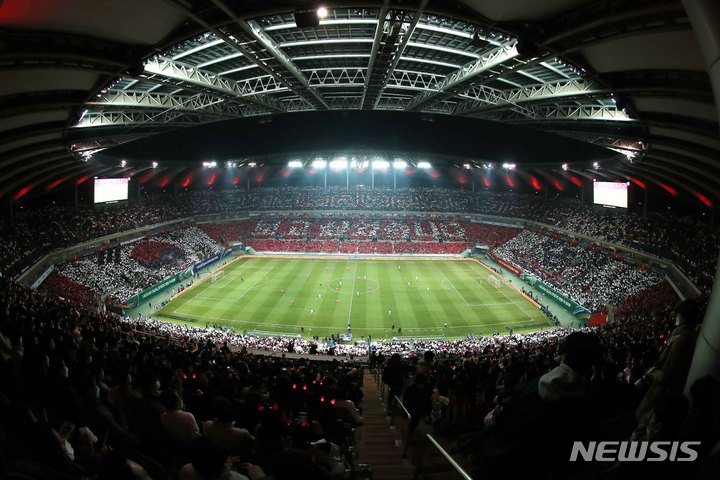 [서울=뉴시스] 정병혁 기자 = 24일 오후 서울 마포구 서울월드컵경기장에서 열린 2022 FIFA 카타르 월드컵 아시아 지역 최종예선 대한민국과 이란의 경기에 앞서 '보고 싶었습니다' 카드섹션이 진행되고 있다. 이번 경기는 2019년 이후 3년만에 매진됐다. 2022.03.24. jhope@newsis.com
