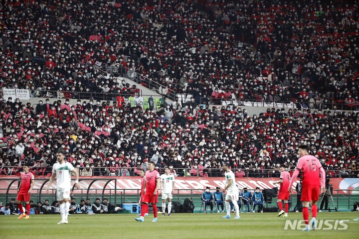 [서울=뉴시스] 정병혁 기자 = 24일 오후 서울 마포구 서울월드컵경기장에서 열린 2022 FIFA 카타르 월드컵 아시아 지역 최종예선 대한민국과 이란의 경기를 찾은 관중들이 응원을 하고 있다. 이번 경기는 2019년 이후 3년만에 매진됐다. 2022.03.24. jhope@newsis.com