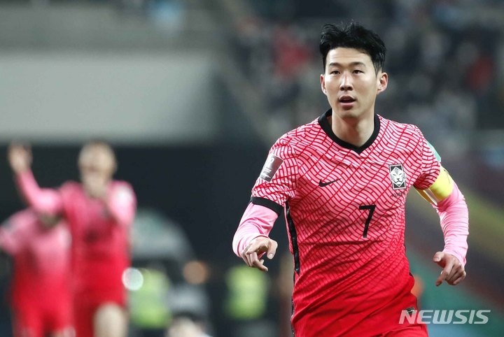 [서울=뉴시스] 정병혁 기자 = 24일 오후 서울 마포구 서울월드컵경기장에서 열린 2022 FIFA 카타르 월드컵 아시아 지역 최종예선 대한민국과 이란의 경기, 손흥민이 골을 성공시킨 뒤 그라운드를 달리고 있다. 2022.03.24. jhope@newsis.com