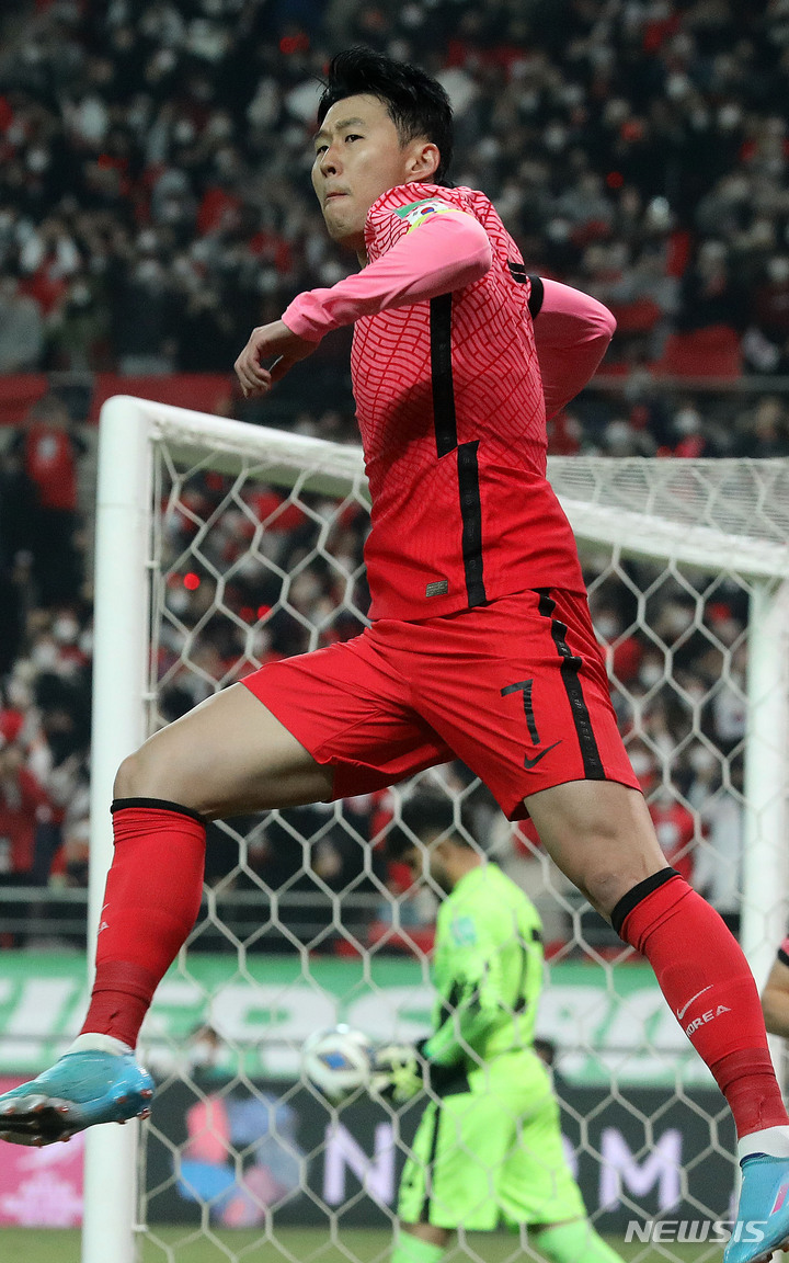 [서울=뉴시스] 백동현 기자 = 24일 오후 서울 마포구 서울월드컵경기장에서 열린 2022 FIFA 카타르 월드컵 아시아 지역 최종예선 대한민국과 이란의 경기, 손흥민이 득점 후 포효하고 있다. 2022.03.24. livertrent@newsis.com