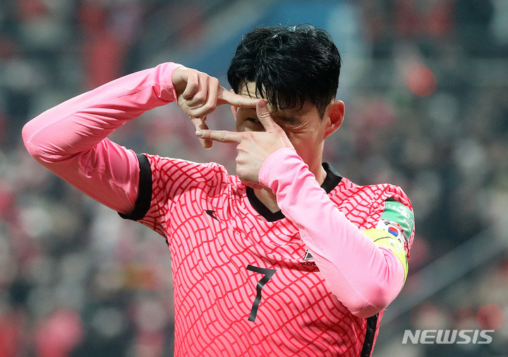 [서울=뉴시스] 백동현 기자 = 24일 오후 서울 마포구 서울월드컵경기장에서 열린 2022 FIFA 카타르 월드컵 아시아 지역 최종예선 대한민국과 이란의 경기, 손흥민이 득점 후 세레머니하고 있다. 2022.03.24. livertrent@newsis.com