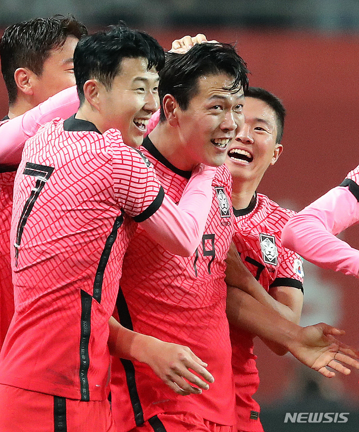 [서울=뉴시스] 백동현 기자 = 24일 오후 서울 마포구 서울월드컵경기장에서 열린 2022 FIFA 카타르 월드컵 아시아 지역 최종예선 대한민국과 이란의 경기, 김영권이 득점 후 동료들에게 축하받고 있다. 2022.03.24. livertrent@newsis.com