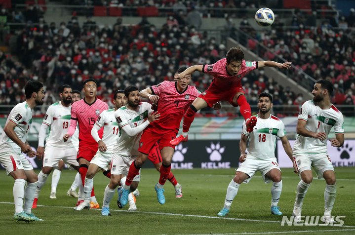 [서울=뉴시스] 정병혁 기자 = 24일 오후 서울 마포구 서울월드컵경기장에서 열린 2022 FIFA 카타르 월드컵 아시아 지역 최종예선 대한민국과 이란의 경기, 김진수가 헤더슛을 하고 있다. 2022.03.24. jhope@newsis.com