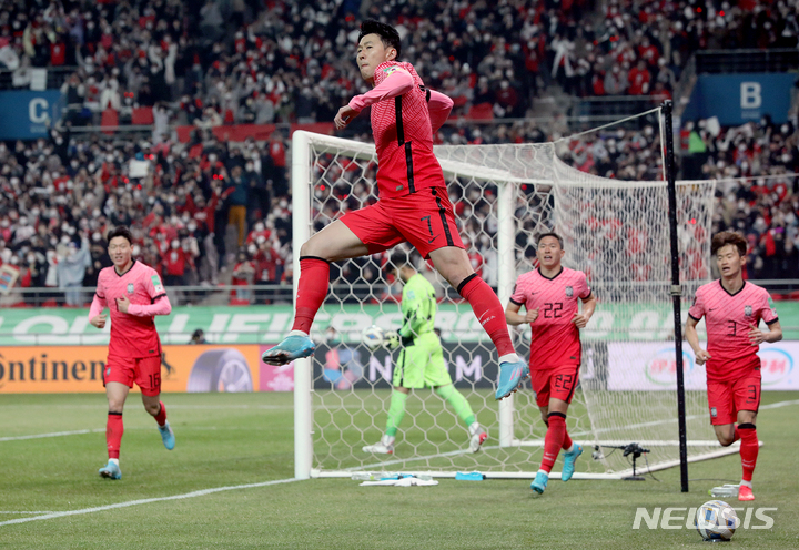 [서울=뉴시스] 백동현 기자 = 24일 오후 서울 마포구 서울월드컵경기장에서 열린 2022 FIFA 카타르 월드컵 아시아 지역 최종예선 대한민국과 이란의 경기, 손흥민이 득점한 뒤 포효하고 있다. 2022.03.24. livertrent@newsis.com