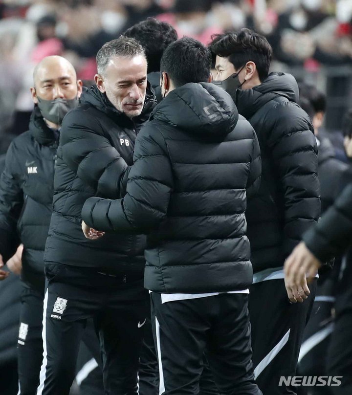 [서울=뉴시스] 정병혁 기자 = 24일 오후 서울 마포구 서울월드컵경기장에서 열린 2022 FIFA 카타르 월드컵 아시아 지역 최종예선 대한민국과 이란의 경기, 2대0으로 이란에 승리한 파울루 벤투 감독이 기뻐하고 있다. 2022.03.24. jhope@newsis.com