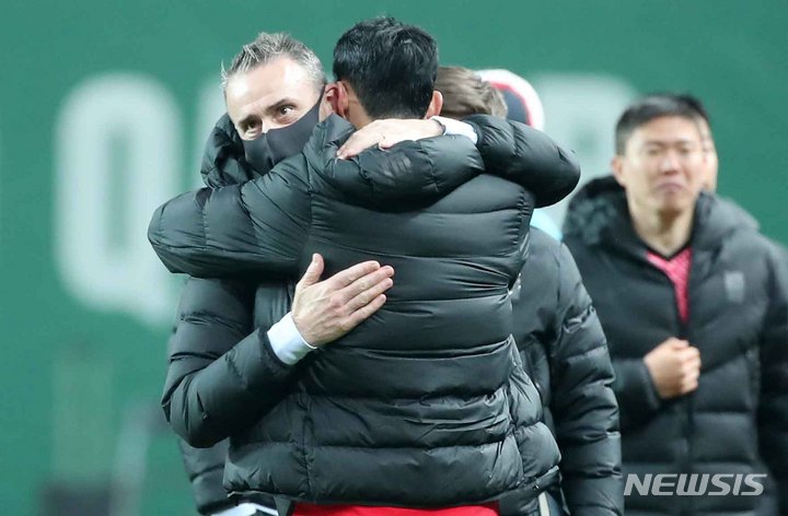 [서울=뉴시스] 정병혁 기자 = 24일 오후 서울 마포구 서울월드컵경기장에서 열린 2022 FIFA 카타르 월드컵 아시아 지역 최종예선 대한민국과 이란의 경기, 2대0으로 이란에 승리한 손흥민과 파울루 벤투 감독이 서로 끌어안고 있다. 2022.03.24. jhope@newsis.com