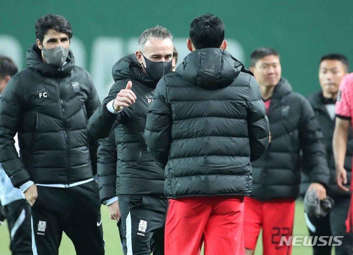 [서울=뉴시스] 정병혁 기자 = 24일 오후 서울 마포구 서울월드컵경기장에서 열린 2022 FIFA 카타르 월드컵 아시아 지역 최종예선 대한민국과 이란의 경기, 2대0으로 이란에 승리한 손흥민과 파울루 벤투 감독이 서로 끌어안고 있다. 2022.03.24. jhope@newsis.com