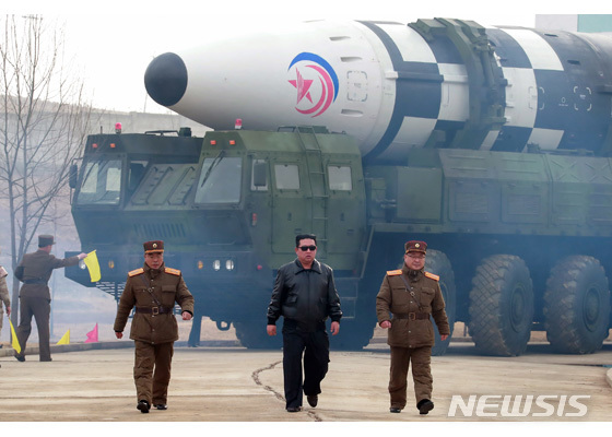 [서울=뉴시스]25일 북한 조선노동당 기관지 노동신문은 지난 24일 평양 국제비행장에서 신형 대륙간탄도미사일(ICBM) 화성 17형 시험 발사가 진행됐다고 보도했다. (사진=노동신문 홈페이지 갈무리) 2022.03.25 