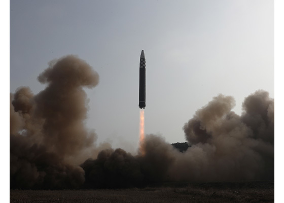 [서울=뉴시스] 화성-17형 발사 장면. 2022.03.25. (사진=노동신문 누리집 갈무리) *재판매 및 DB 금지