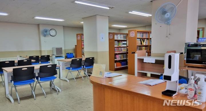 [대구=뉴시스] 이지연 기자 = 대구 서구 중리롯데캐슬 아파트 내 작은도서관 모습. 2022.03.25. ljy@newsis.com