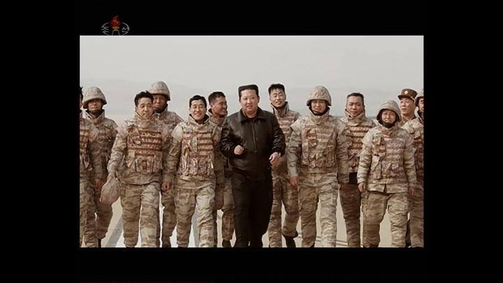 [서울=뉴시스] ICBM 발사 후 기뻐하는 김정은과 북한군. 2022.03.25. (사진=조선중앙TV 갈무리) *재판매 및 DB 금지