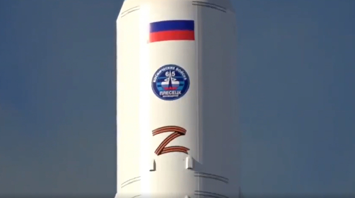  22일 러시아 플레세츠크 우주 기지에서 발사된 소유즈 로켓 상단에 우크라이나 침공을 지지하는 상징인 'Z 표식'이 부착되어있다. 출처: RT 홈페이지 캡쳐 *재판매 및 DB 금지
