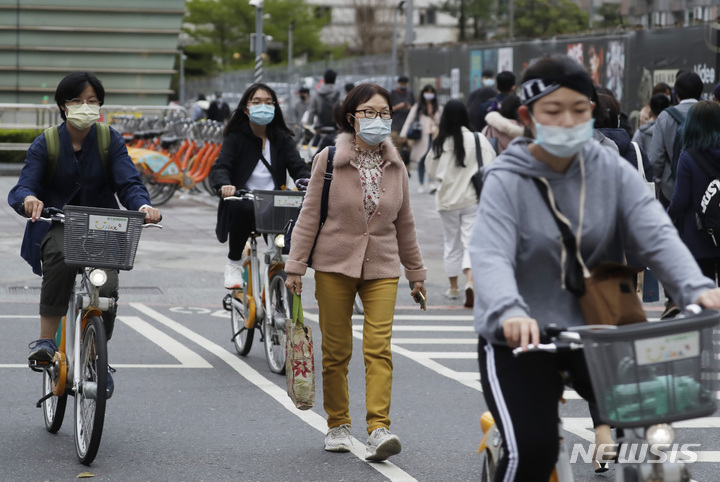 [타이베이=AP/뉴시스] 대만 수도 타이베이에서 24일 코로나19 예방을 위해 마스크를 착용한 시민들이 횡단보도를 건너고 있다. 2021.03.31 