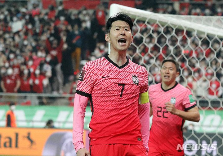 [서울=뉴시스] 백동현 기자 = 24일 오후 서울 마포구 서울월드컵경기장에서 열린 2022 FIFA 카타르 월드컵 아시아 지역 최종예선 대한민국과 이란의 경기, 손흥민이 득점 후 세레머니하고 있다. 2022.03.24. livertrent@newsis.com