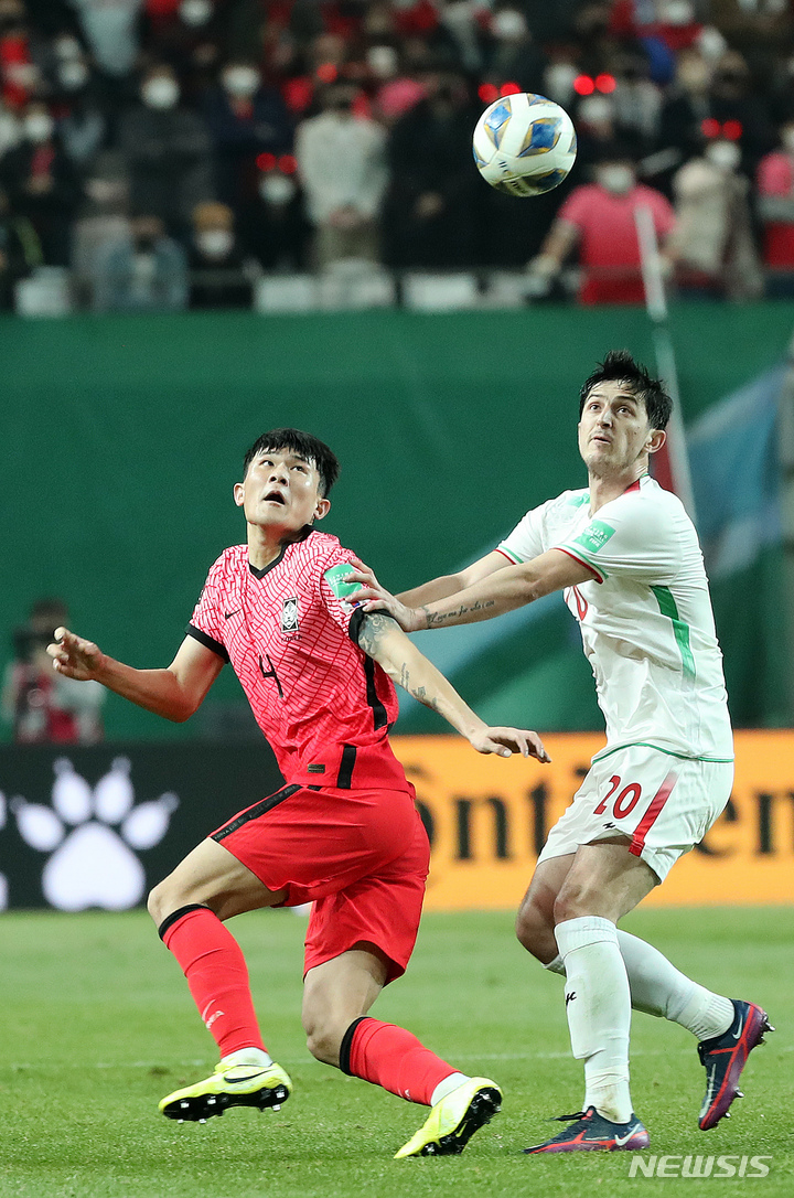 [서울=뉴시스] 백동현 기자 = 24일 오후 서울 마포구 서울월드컵경기장에서 열린 2022 FIFA 카타르 월드컵 아시아 지역 최종예선 대한민국과 이란의 경기, 김민재가 아즈문과 경합하고 있다. 2022.03.24. livertrent@newsis.com