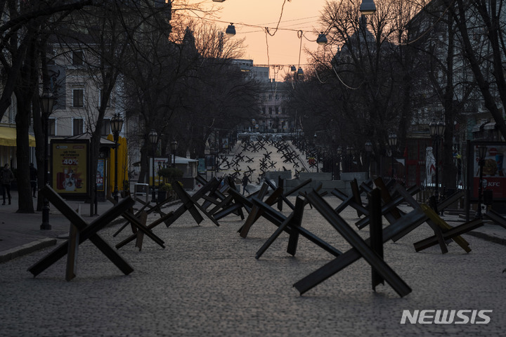 [오데사=AP/뉴시스] 지난 3월24일 우크라이나 오데사 거리가 러시아군의 공격에 대비해 대전차 장애물로 뒤덮여 있다. 